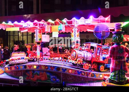 Un carrousel pour enfants lumineux la nuit lors d'un festival de Noël à Archway, dans le nord de Londres, au Royaume-Uni Banque D'Images