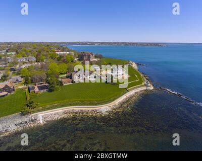 Manoirs historiques et Cliff Walk dans Bellevue Avenue vue aérienne du quartier historique à Newport, Rhode Island RI, États-Unis. Banque D'Images