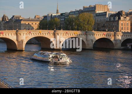 Paris, France - 14 septembre 2019 : tour en bateau au pont neuf, au-dessus de la Seine, contre l'île de la Cité. Construit en 1578-1607, il est le plus ancien pont sur la Seine à Paris Banque D'Images