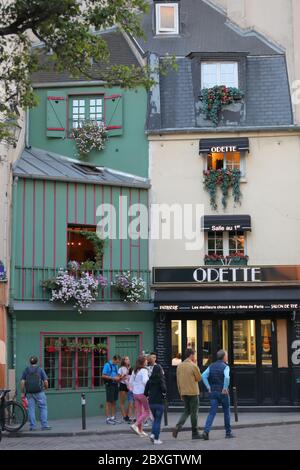 Paris, France - 14 septembre 2019 : les touristes se prominaient par la rue Galande contre un bâtiment historique décoré de fleurs. Ce quartier latin est un lieu de prédilection pour la marche et les restaurants Banque D'Images