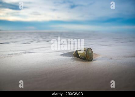 La poubelle a été jetée sur la plage est l'une des pires pollutions de la mer Banque D'Images