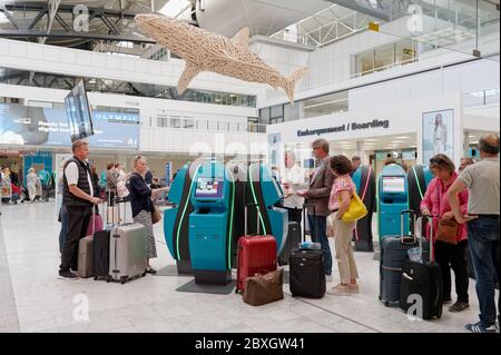 Nice, France - 28 septembre 2019 : passagers aux terminaux d'enregistrement automatique de l'aéroport Nice Côte d'Azur. C'est le troisième aéroport le plus occupé de France Banque D'Images