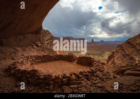 L'ancien de l'Utah, les ruines de False Kiva - Canyonlands est un cercle de pierre créé par l'homme par les Anasazi. Dans une grotte naturelle Banque D'Images