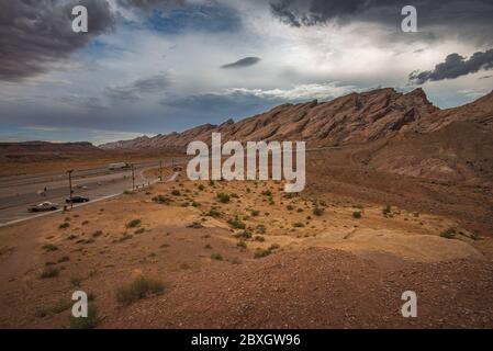 Route pittoresque dans l'Utah, située au milieu d'une montagne rocheuse unique. Banque D'Images