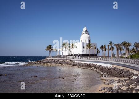 Djeddah / Arabie Saoudite - 20 janvier 2020 : magnifique mosquée avec palmiers près de la mer Banque D'Images