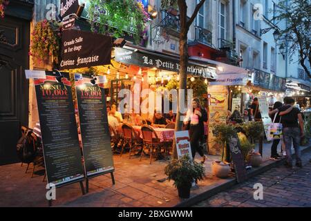 Paris, France - 21 septembre 2019 : personnes se reposant sur une terrasse de rue d'un restaurant près du boulevard Saint-Michel. Ce quartier de Paris, quartier Latin, est célèbre pour ses restaurants, cafés et librairies Banque D'Images