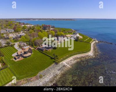 Manoirs historiques et Cliff Walk dans Bellevue Avenue vue aérienne du quartier historique à Newport, Rhode Island RI, États-Unis. Banque D'Images