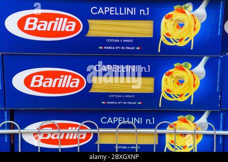 Tyumen, Russie-17 mai 2020: Boîte de pâtes Barilla. Barilla produit plusieurs sortes de pâtes. Banque D'Images