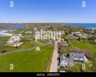 Manoirs historiques et Cliff Walk dans Bellevue Avenue vue aérienne du quartier historique à Newport, Rhode Island RI, États-Unis. Banque D'Images