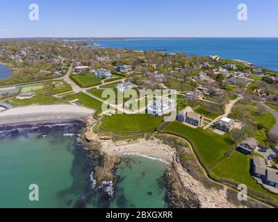 Manoirs historiques et Cliff Walk dans Bellevue Avenue vue aérienne du quartier historique à Newport, Rhode Island RI, États-Unis. Banque D'Images