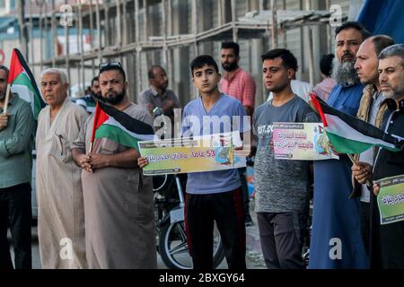 5 juin 2020 : Gaza, Palestine. 05 juin 2020. Les Palestiniens du camp de réfugiés de Jabalia, dans le nord de la bande de Gaza, protestent pour commémorer le 53 e anniversaire de la Journée de la Naksa et s'opposent au plan israélien d'annexion de la vallée du Jourdain. Naksa ou « retour » fait référence à la prise de contrôle par Israël de la Cisjordanie, de la bande de Gaza et de Jérusalem-est pendant la guerre des six jours de 1967. Au cours des manifestations, les participants ont tenu des bannières pour se souvenir de l'événement tragique, pour exiger et mettre fin à l'occupation israélienne, pour défendre leurs droits et s'opposer à l'accord du siècle et à l'annexion par Israël de Banque D'Images