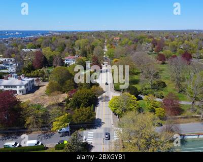 Manoirs historiques et Cliff Walk dans Bellevue Avenue vue aérienne du quartier historique à Newport, Rhode Island RI, États-Unis. Banque D'Images