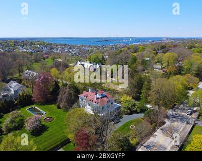 Manoirs historiques et Cliff Walk dans Bellevue Avenue vue aérienne du quartier historique à Newport, Rhode Island RI, États-Unis. Banque D'Images