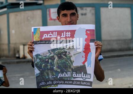 5 juin 2020 : Gaza, Palestine. 05 juin 2020. Les Palestiniens du camp de réfugiés de Jabalia, dans le nord de la bande de Gaza, protestent pour commémorer le 53 e anniversaire de la Journée de la Naksa et s'opposent au plan israélien d'annexion de la vallée du Jourdain. Naksa ou « retour » fait référence à la prise de contrôle par Israël de la Cisjordanie, de la bande de Gaza et de Jérusalem-est pendant la guerre des six jours de 1967. Au cours des manifestations, les participants ont tenu des bannières pour se souvenir de l'événement tragique, pour exiger et mettre fin à l'occupation israélienne, pour défendre leurs droits et s'opposer à l'accord du siècle et à l'annexion par Israël de Banque D'Images