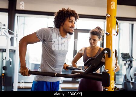 Le travail d'équipe dans une salle de sport. Couple travaillant ensemble. Banque D'Images