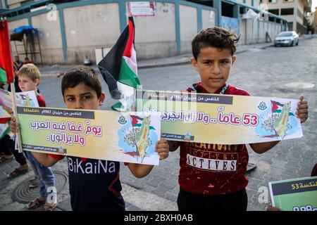 5 juin 2020 : Gaza, Palestine. 05 juin 2020. Les Palestiniens du camp de réfugiés de Jabalia, dans le nord de la bande de Gaza, protestent pour commémorer le 53 e anniversaire de la Journée de la Naksa et s'opposent au plan israélien d'annexion de la vallée du Jourdain. Naksa ou « retour » fait référence à la prise de contrôle par Israël de la Cisjordanie, de la bande de Gaza et de Jérusalem-est pendant la guerre des six jours de 1967. Au cours des manifestations, les participants ont tenu des bannières pour se souvenir de l'événement tragique, pour exiger et mettre fin à l'occupation israélienne, pour défendre leurs droits et s'opposer à l'accord du siècle et à l'annexion par Israël de Banque D'Images