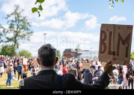 Glasgow, Écosse, Royaume-Uni. 7 juin 2020. Un manifestant portant un panneau indiquant BLM au rassemblement Black Lives Matter à Glasgow Green, protestant contre la mort de George Floyd, mort en détention le 25 mai à Minneapolis, Minnesota, États-Unis. Credit: SKULLY/Alay Live News Banque D'Images