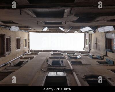 Vue sur le ciel dans une cour, Venise, Italie Banque D'Images