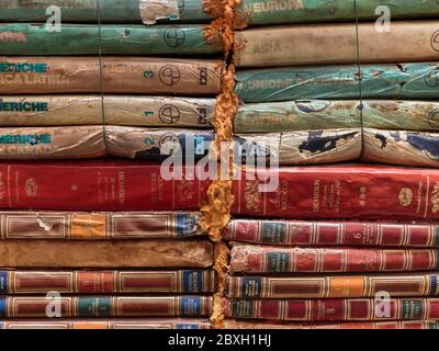 Un détail des escaliers fait de livres dans la Librairie Acqua Alta, Venise, Italie Banque D'Images