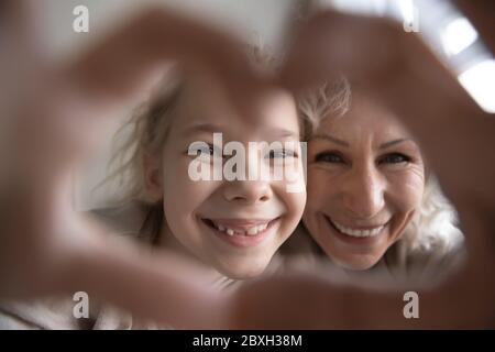 Portrait de grand-mère et petite-fille font le selfie ensemble Banque D'Images