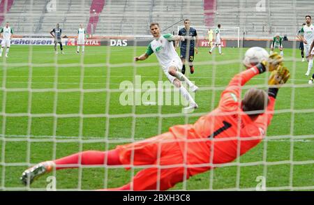 Augsbourg, Allemagne. 2020 juin. Firo Augsburg, Allemagne, 7 juin 2020, Timo HORN, 1.FCK 1 Congardez la pénalité tir de 11 mètres de Florian NIEDERLECHNER, FCA 7 FC AUGSBURG - 1.FC KOELN Koln, 07.06.2020 1.Bundesliga, saison 2019/2020, 30 .Day, Koln/Peter Schatz, pool/dpa/utilisation en direct du crédit dans le monde entier Banque D'Images