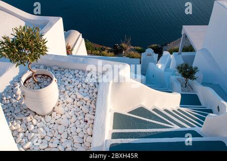 Rue traditionnelle étroite en escalier menant à la mer dans le village d'Oia, dans l'île de Santorini, Grèce. Banque D'Images