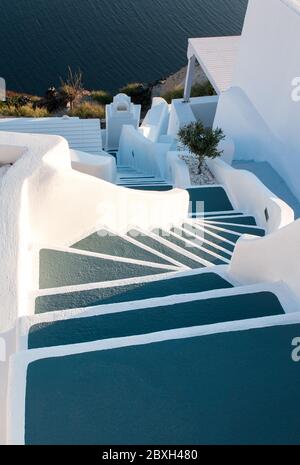 Rue traditionnelle étroite en escalier menant à la mer dans le village d'Oia, dans l'île de Santorini, Grèce. Banque D'Images