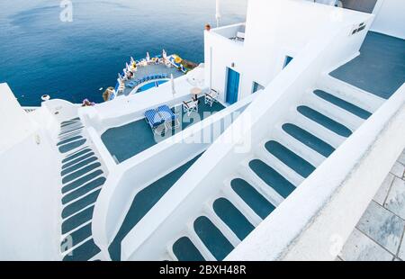 Rue traditionnelle étroite en escalier menant à la mer. Village d'Oia, à l'île de Santorini, Grèce. Paysage des îles grecques Banque D'Images