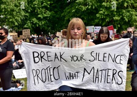 Black Lives Matter Protest à Bristol, Angleterre, Royaume-Uni, dimanche 7 juin 2020. Des milliers de personnes se sont jointes aux protestations de la mort de George Floyd Beginnin Banque D'Images