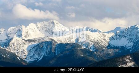 La montagne de Giewont vue du village de Zab, Zakopane, Pologne. Banque D'Images