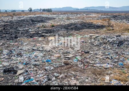 Alberton, Afrique du Sud - le déversement illégal et la pollution dans le sud de la ville sont un problème majeur et ne sont pas sous surveillance Banque D'Images