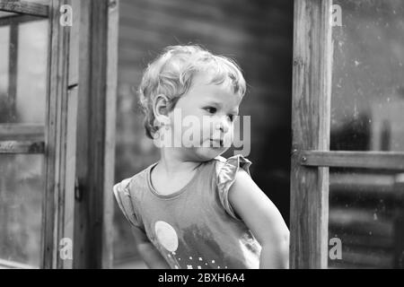 Petite fille jouant. Portrait monochrome Banque D'Images