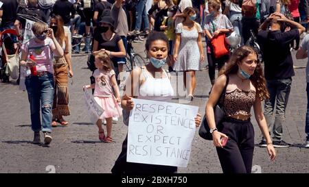 Les vies noires comptent, démonstration à la mémoire de George Floyd contre le racisme. Jeune femme noire portant l'affiche : « respect de l'existence ou s'attendre à une résistance » Banque D'Images