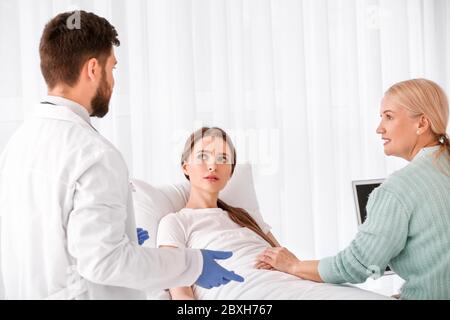 Mère rendant visite à sa fille à l'hôpital Banque D'Images