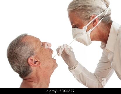Femme médecin ou infirmière en maladies infectieuses portant un masque facial et des gants de protection examinant le coronavirus Covid-19 de l'homme avec un bâton médical i. Banque D'Images