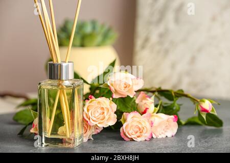 Diffuseur et fleurs sur table Banque D'Images