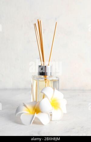 Diffuseur et fleurs sur table Banque D'Images