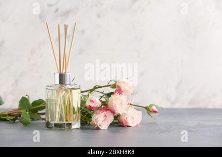 Diffuseur et fleurs sur table Banque D'Images