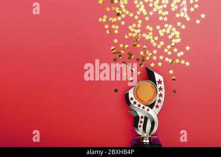 Golden Superprize avec une dispersion d'étoiles sur fond rouge. Banque D'Images