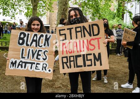 Deux jeunes femmes avec des pancartes « Black Lives Matter », « Stad Against racisme » lors d'une manifestation en faveur de « Black Lives Matter » à Londres, Royaume-Uni. Banque D'Images