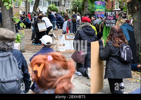 Une manifestation en faveur de « l'importance de la vie noire » avec des manifestants d'héritage mixte « prenant le genou » comme signe de respect pour l'assassinat de George Floyd. Banque D'Images