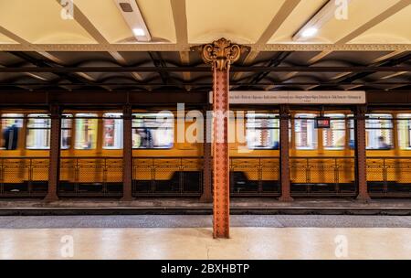 La ligne de métro M1 est la première ligne de métro de Budapest et a été la première ligne de métro en Europe également, ouvert en 1986.Vintage style metro Banque D'Images