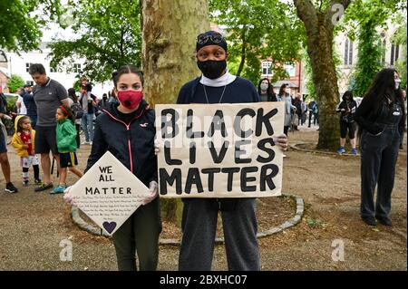 Un homme noir et une jeune femme avec des affiches « Black Lives Matter », « We All Matter » sur une démonstration « Black Lives Matter » à Highgate, Londres, Royaume-Uni. Banque D'Images