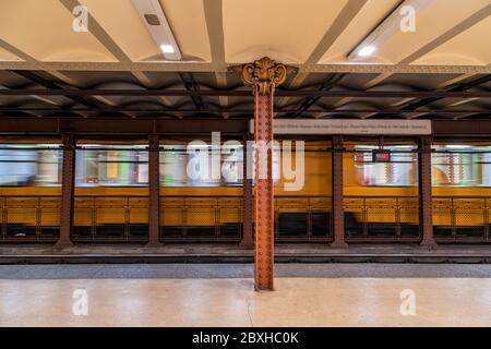 La ligne de métro M1 est la première ligne de métro de Budapest et a été la première ligne de métro en Europe également, ouvert en 1986.Vintage style metro Banque D'Images