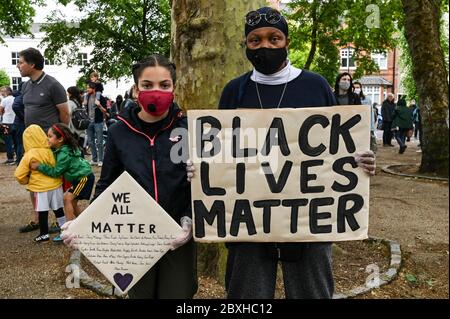 Un homme noir et une jeune femme avec des affiches « Black Lives Matter », « We All Matter » sur une démonstration « Black Lives Matter » à Highgate, Londres, Royaume-Uni. Banque D'Images