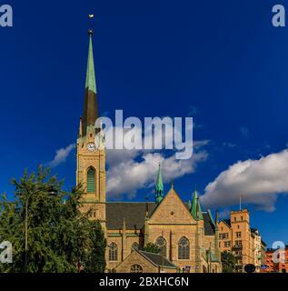 Vue sur l'église d'Oscarskyrkan ou d'Oscar avec une grande flèche dans le quartier d'Ostermalm avec des bâtiments traditionnels en arrière-plan à Stockholm, en Suède Banque D'Images