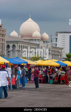 Les foules achètent de la nourriture aux étals de l'aubérant pendant le ramadan à Putrajaya en Malaisie. Avec des dômes de style malais en arrière-plan. Banque D'Images