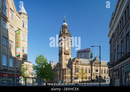 Royaume-Uni, Yorkshire du Sud, Sheffield, en regardant le long de Leopold Street vers l'hôtel de ville et la tour St Pauls Banque D'Images