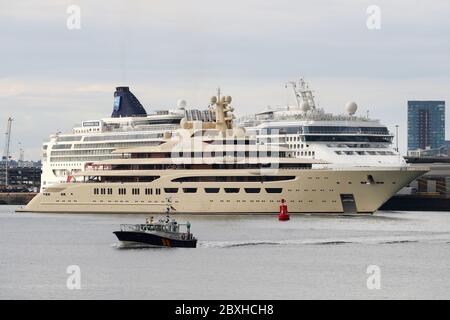 7 juin 2020. Le plus grand yacht au monde d'une valeur de 515 millions de livres sterling est photographié en passant devant le navire de croisière Norwegian Star tout en quittant les docks de Southampton sur la route de Weymouth, Royaume-Uni. Le super yacht appelé Dilbar dispose de deux héliports et 60 cabines est la propriété du milliardaire russe Alisher Usmanov. Le yacht qui mesure plus de 500ft de long, est le quatrième plus grand yacht dans le monde par longueur mais est le plus grand en tonnage brut (15,917) et le volume intérieur. Credit Stuart Martin/Alay Live News Banque D'Images