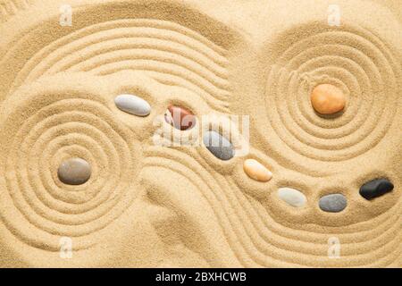 Jardin zen avec galets sur fond de sable Banque D'Images